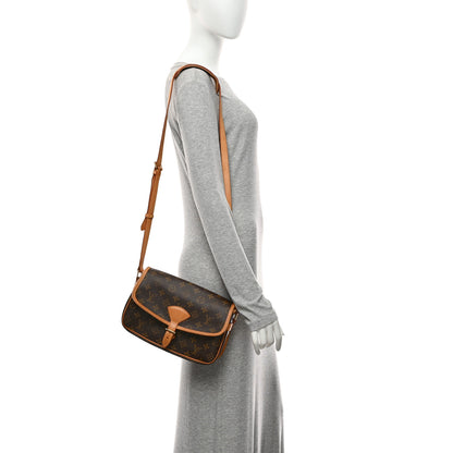 Louis Vuitton Monogram Sologne 2 of 10