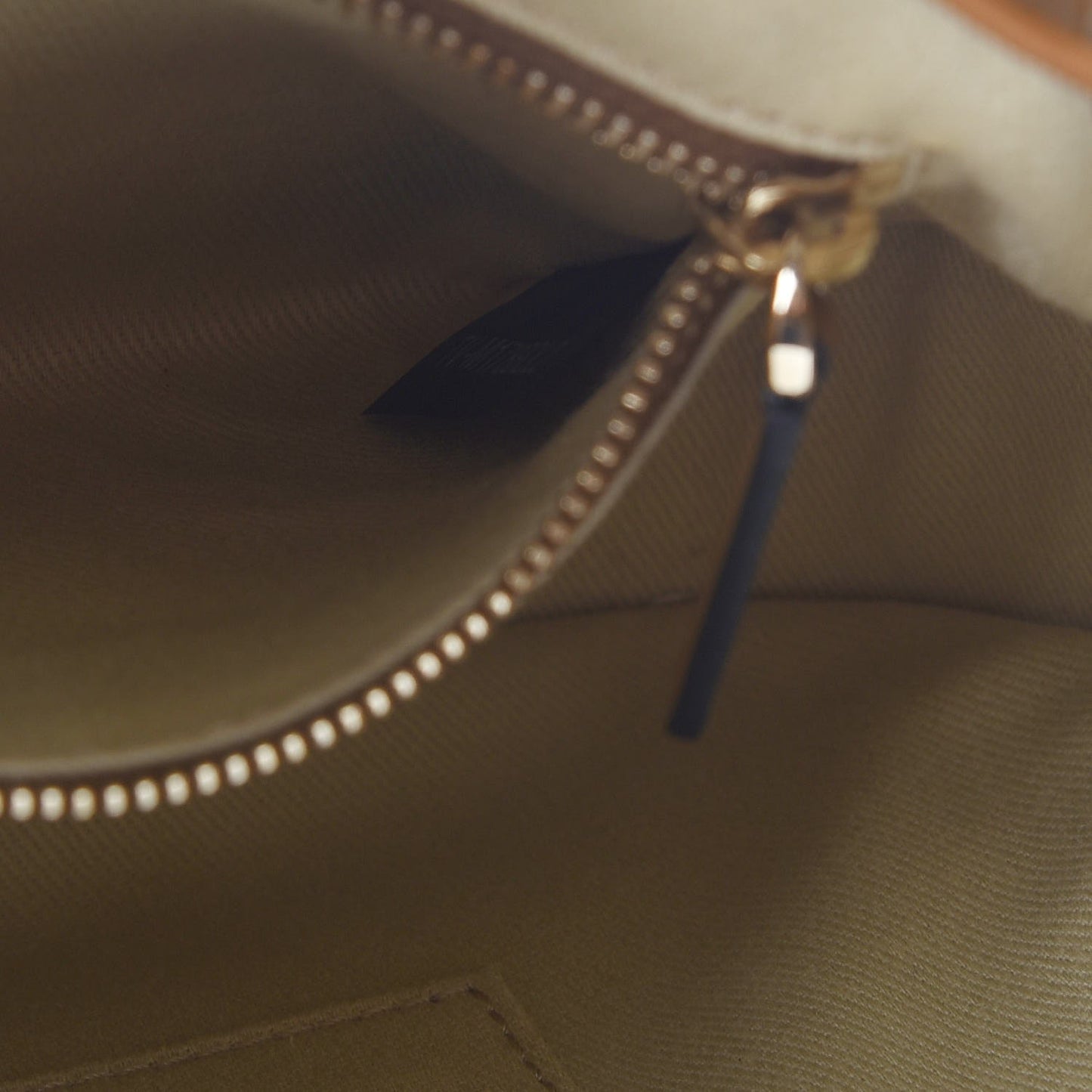 Vitello Rockstud Bucket Bag Bright Cognac