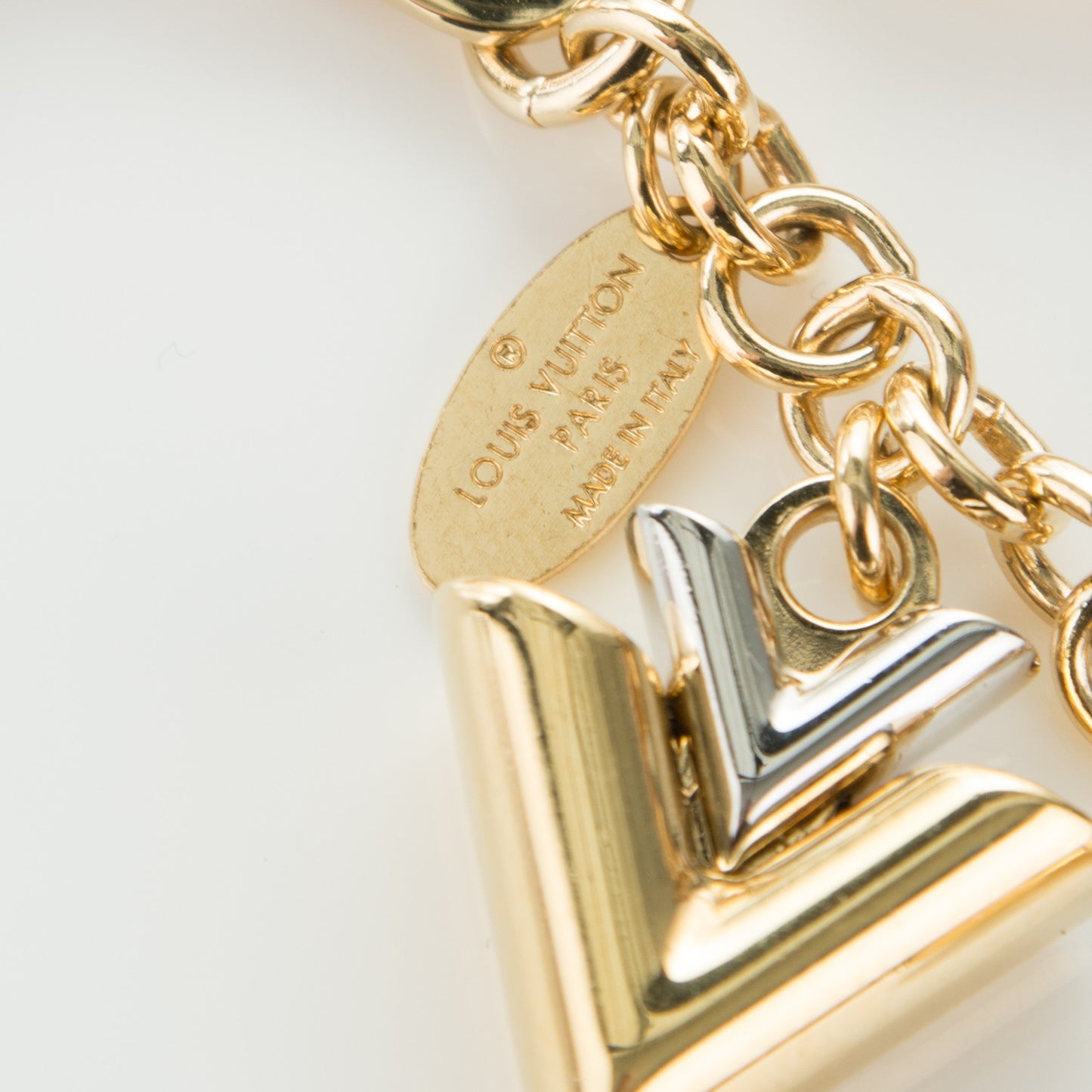 Jingle V Chain Bag Charm Gold