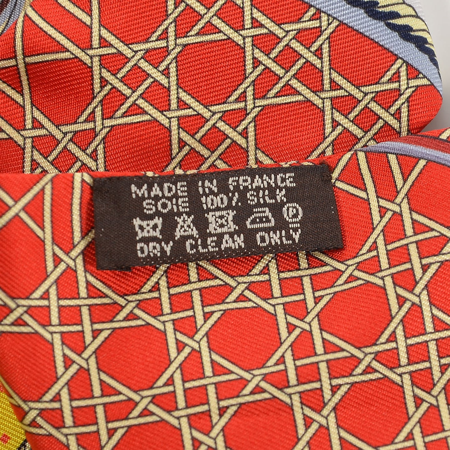 Silk Les Voitures A Transformation Twilly Gris Perle Rouge Jaune Vif