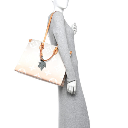 Louis Vuitton Monogram Giant By The Pool Onthego GM Brume 2 of 14