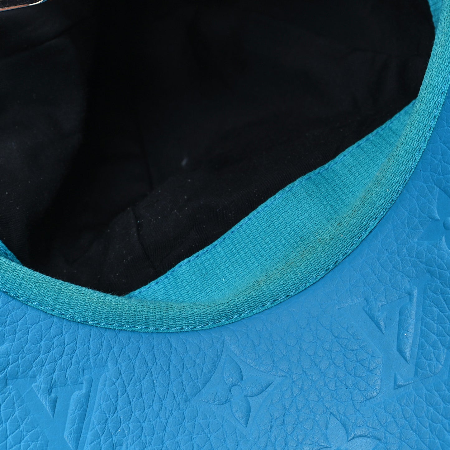 Taurillon Monogram 1.1 Cap 60 Blue