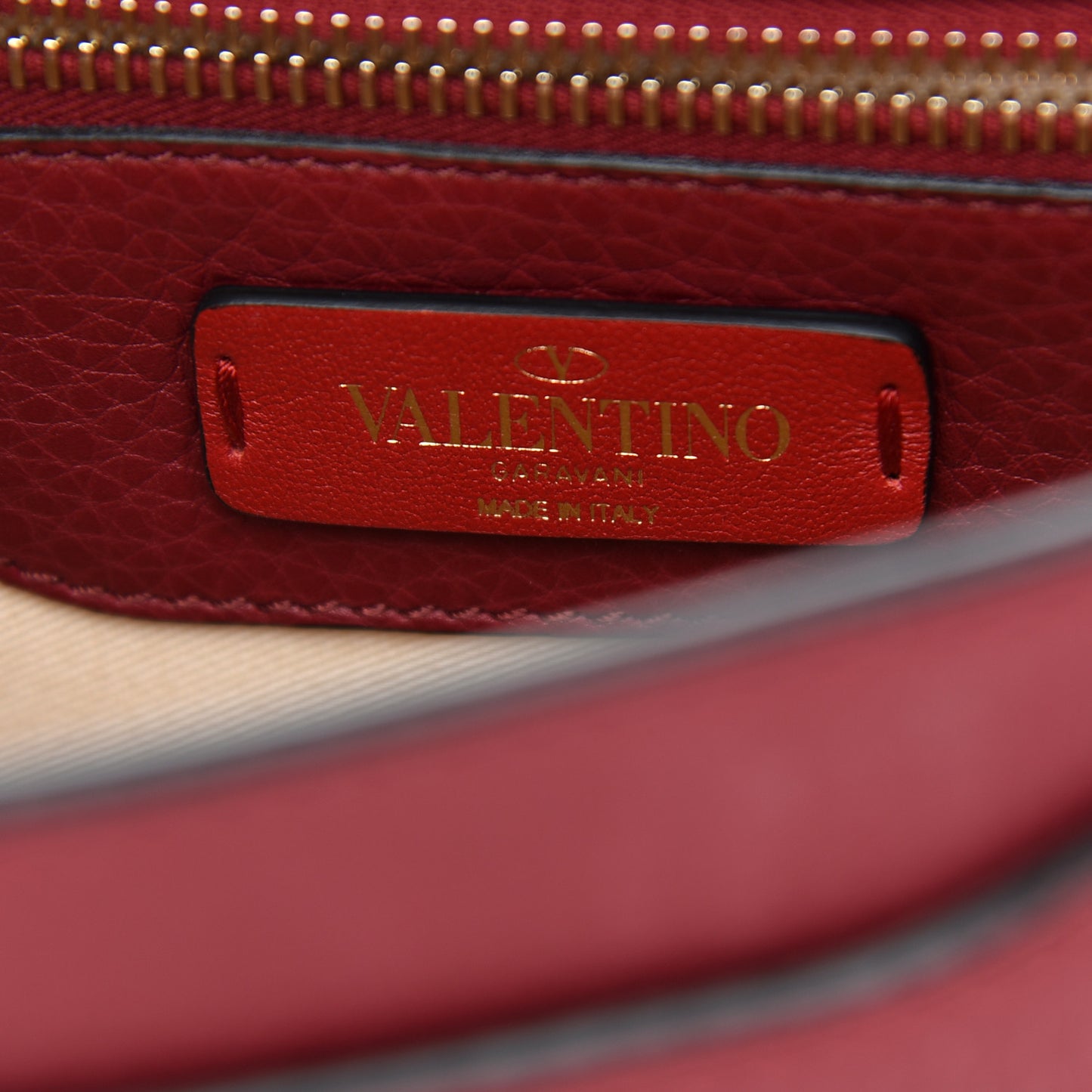 Pebbled Calfskin Rockstud Messenger Bag Rosso