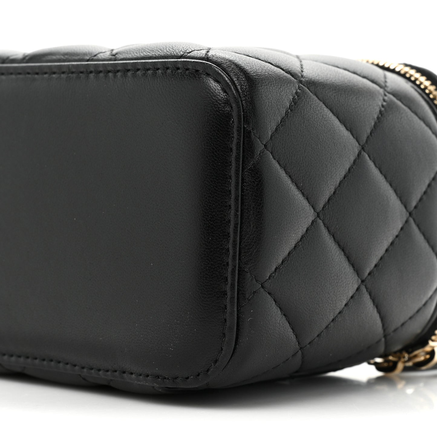 Lambskin Quilted Small Pearl Crush Vanity Case With Chain Black