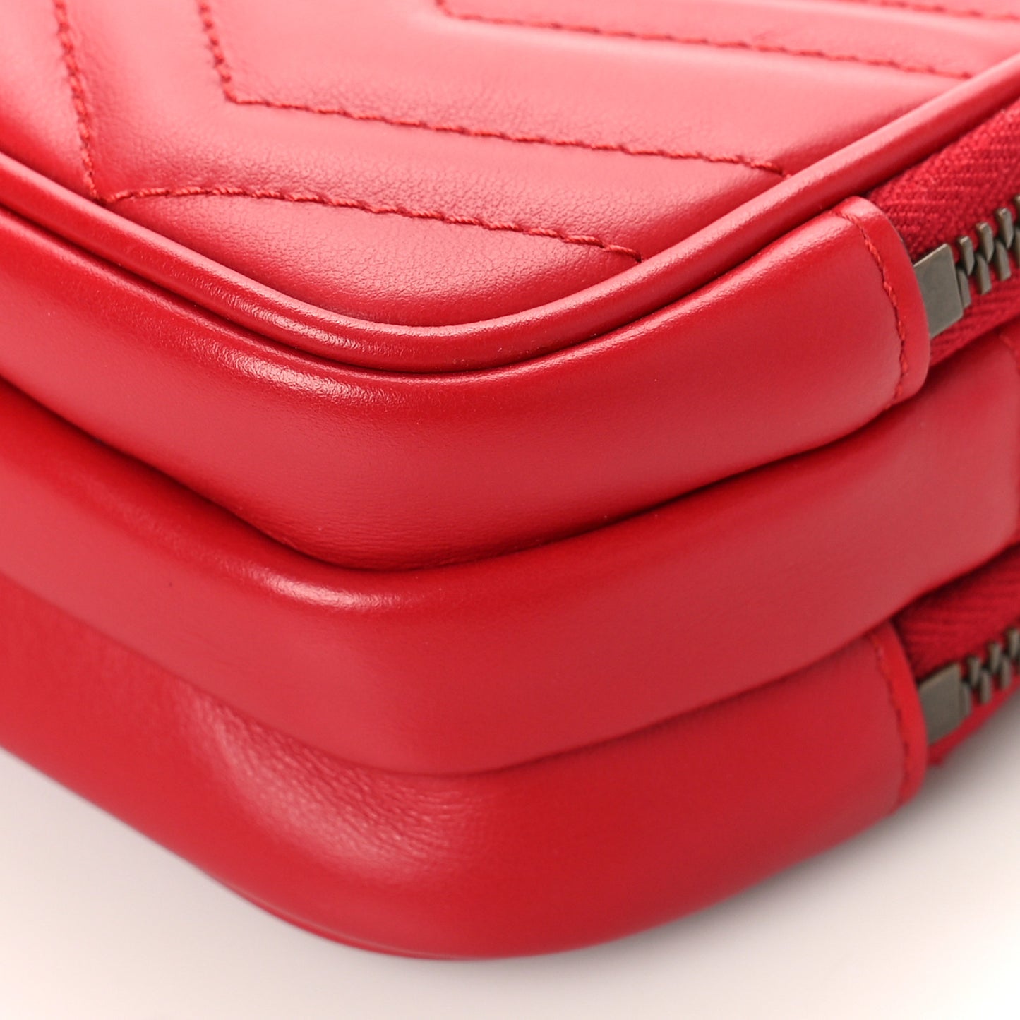Calfskin Matelasse Mini GG Marmont Chain Crossbody Bag Hibiscus Red