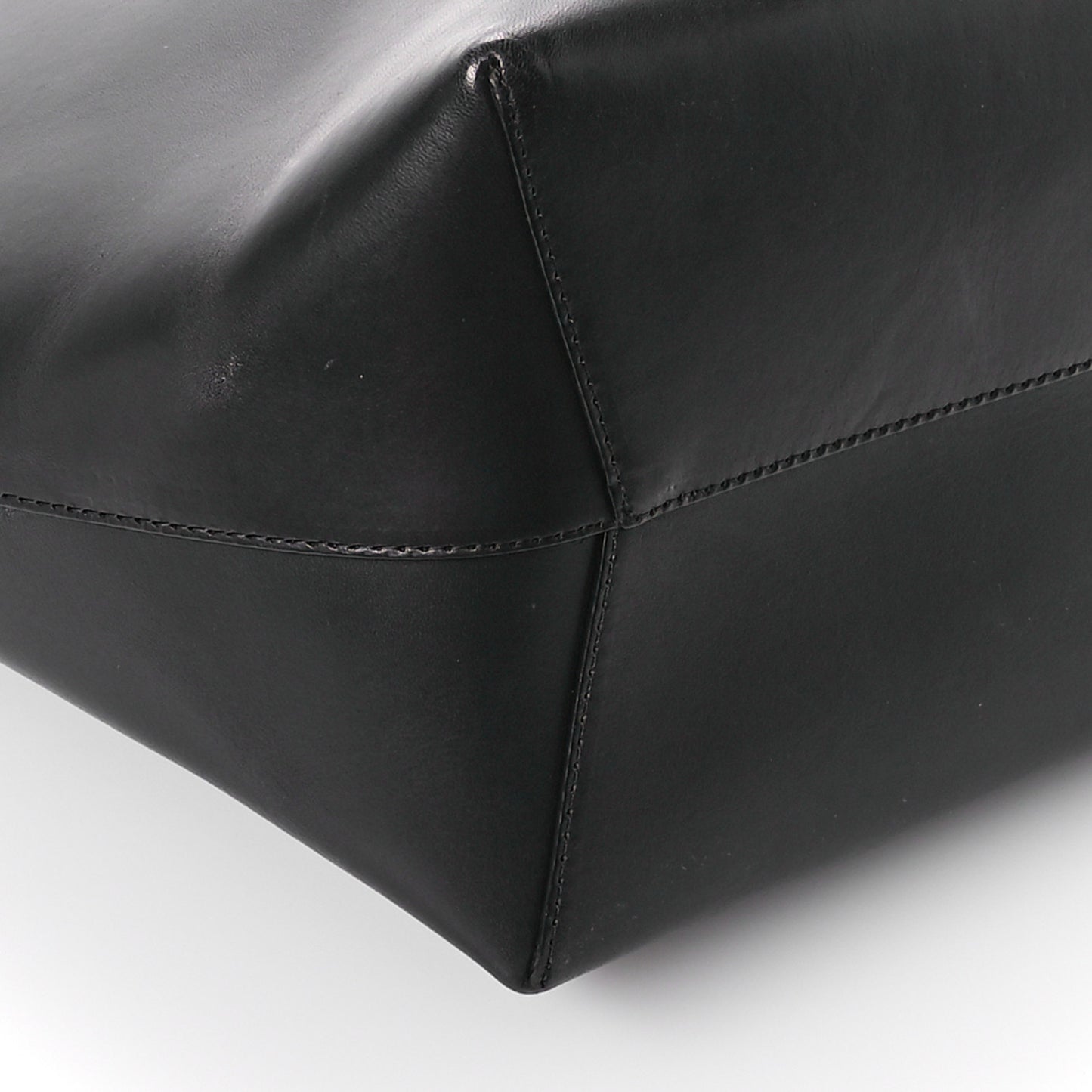 Vegetable Tanned Calfskin Bucket Bag Black Flamma