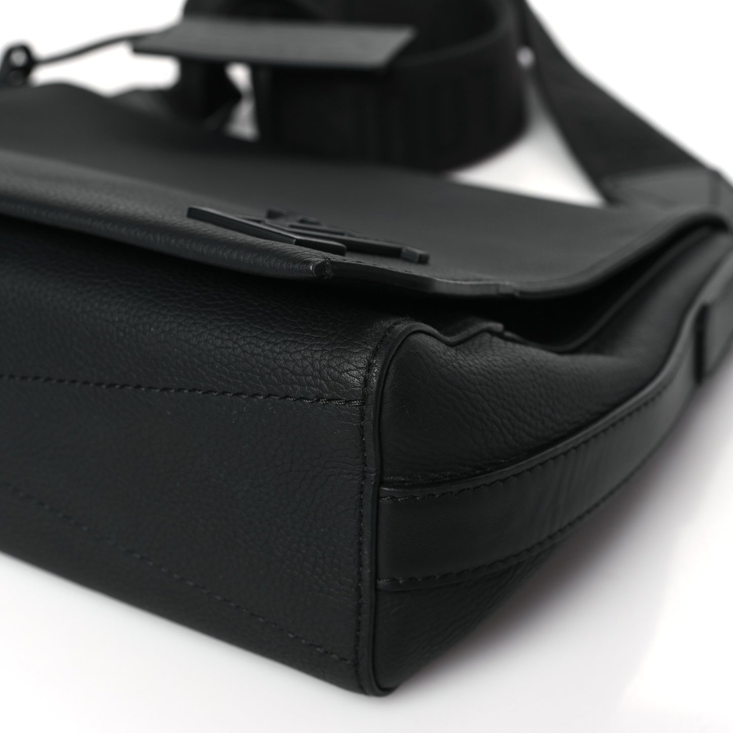 Calfskin Aerogram Messenger Black