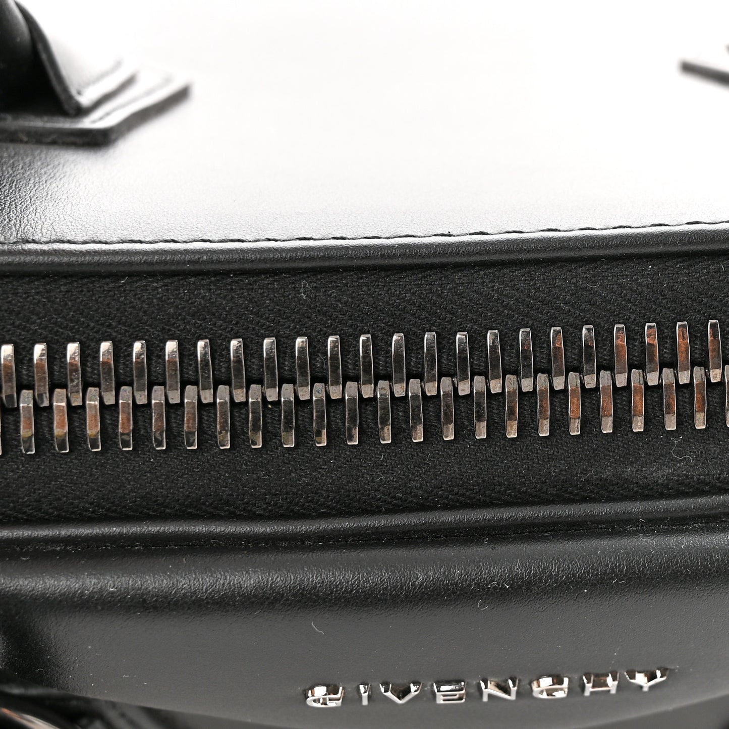 Smooth Calfskin Chains Small Antigona Black