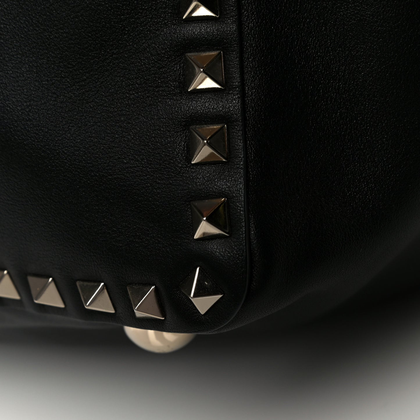 Vitello Medium Rockstud Tote Black