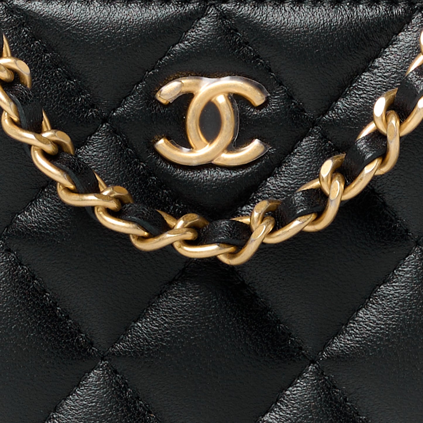 Lambskin Quilted Pearl Crush Small Vanity Case With Chain Black
