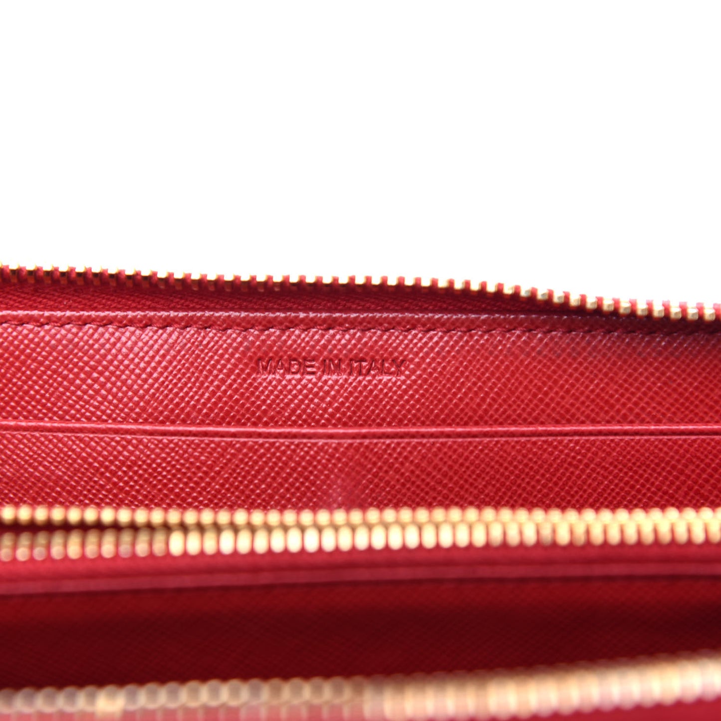 Saffiano Triangle Zip Around Wallet Fuoco