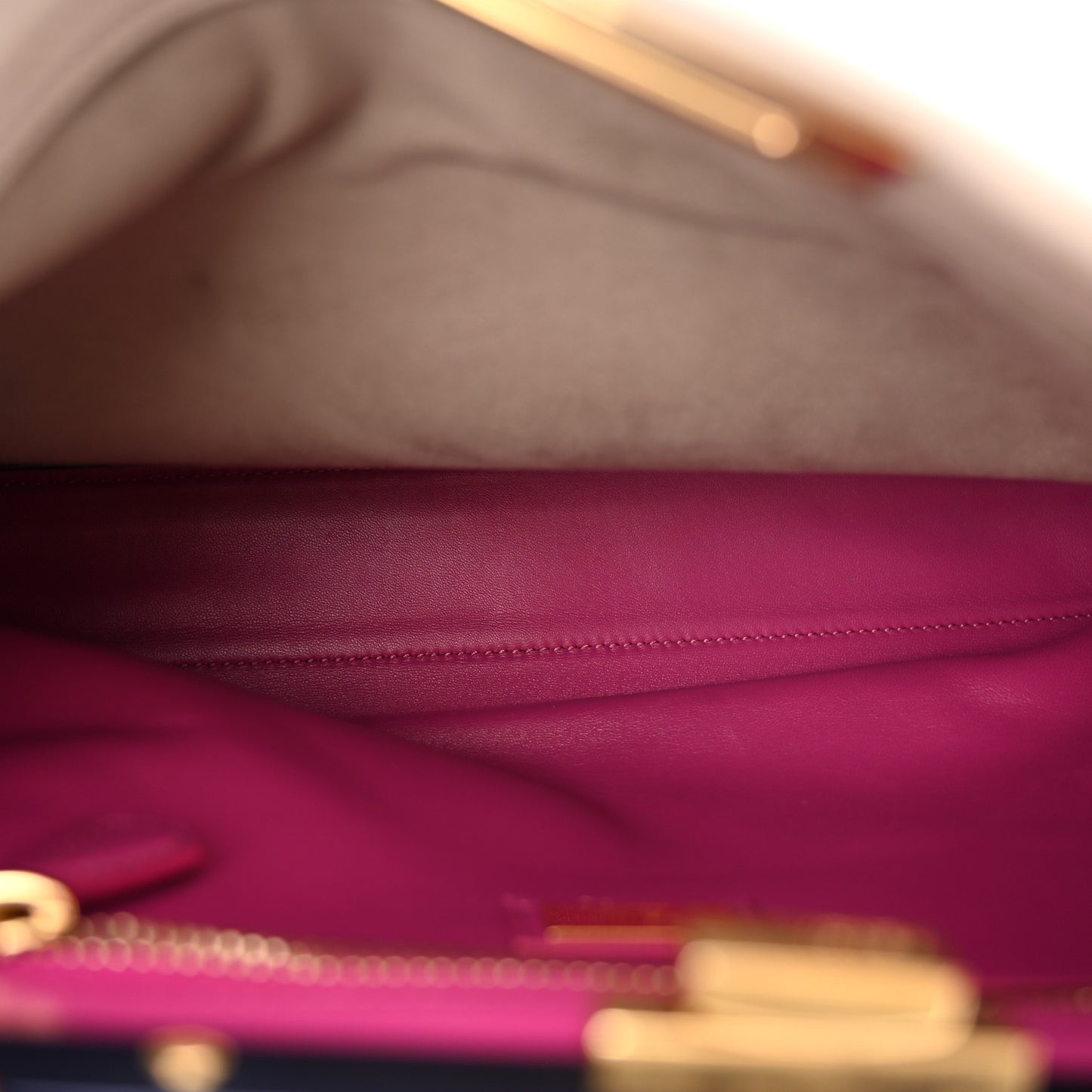 Vitello Seta Shiny Nappa Medium Peekaboo Iconic Satchel Grigio Polvere Magenta