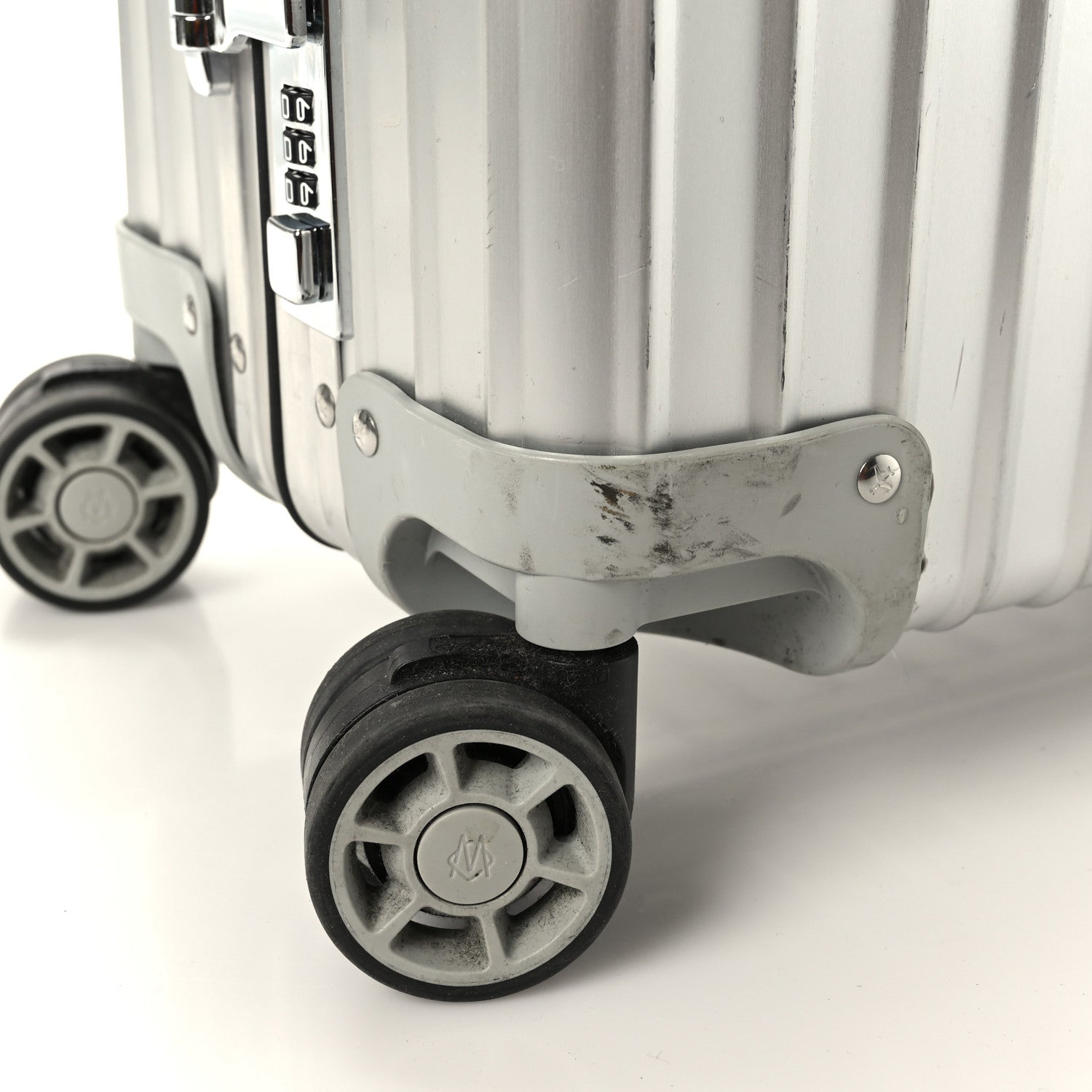 Rimowa Aluminum Classic Cabin Silver 10 of 11