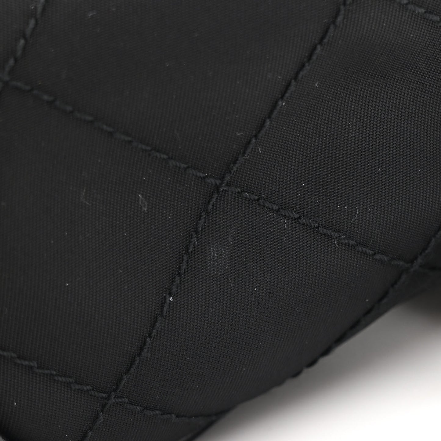 Tessuto Nylon Saffiano Impunturato Quilted Barrel Pochette Black