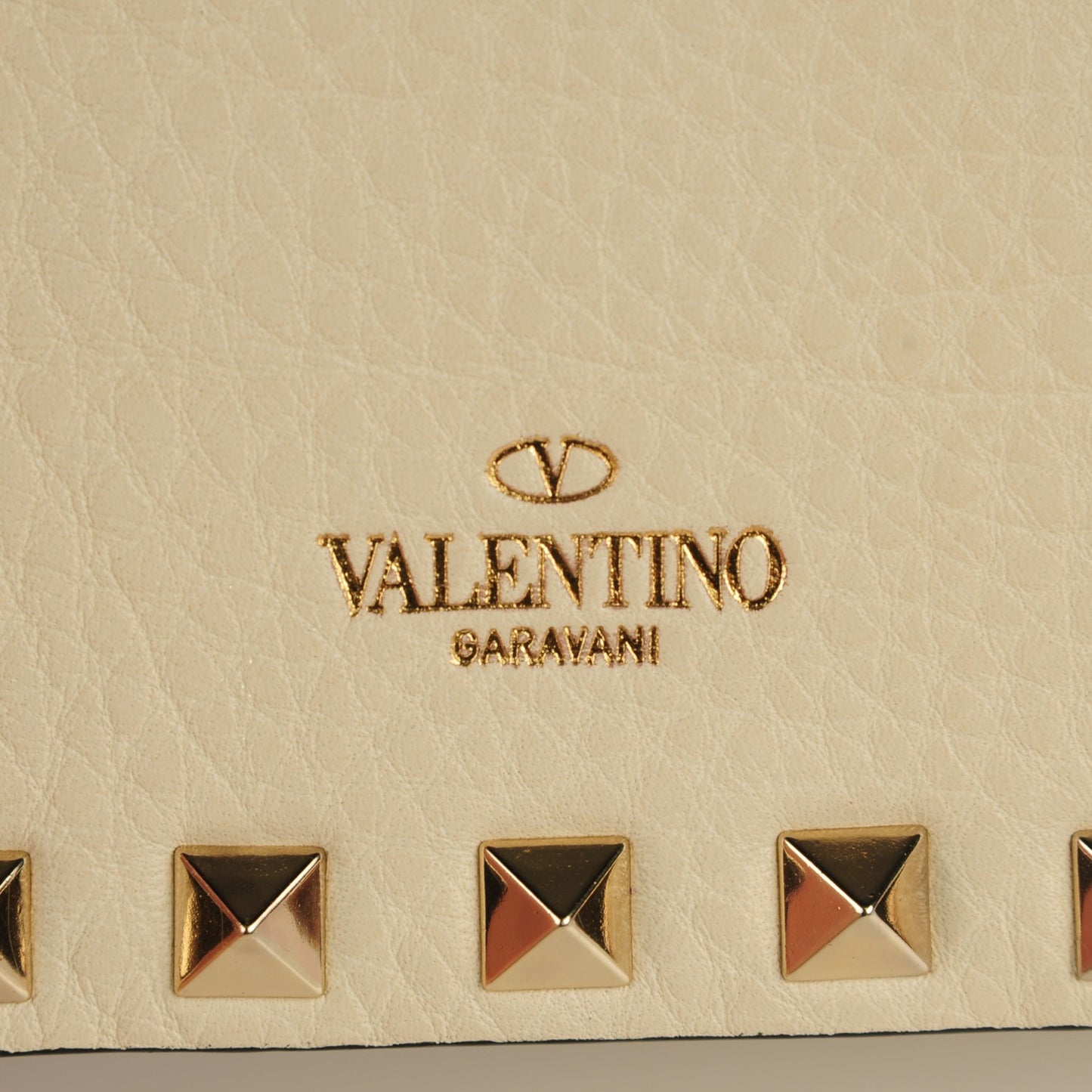 Pebbled Calfskin Rockstud Wallet on Chain Light Ivory