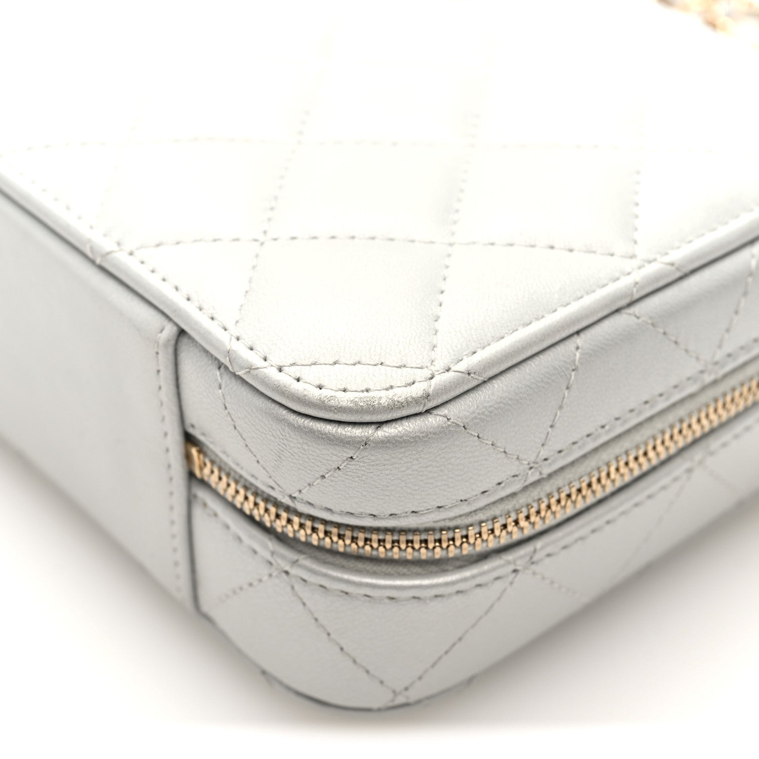 Chanel Metallic Lambskin Quilted Top Handle Vanity Case Silver