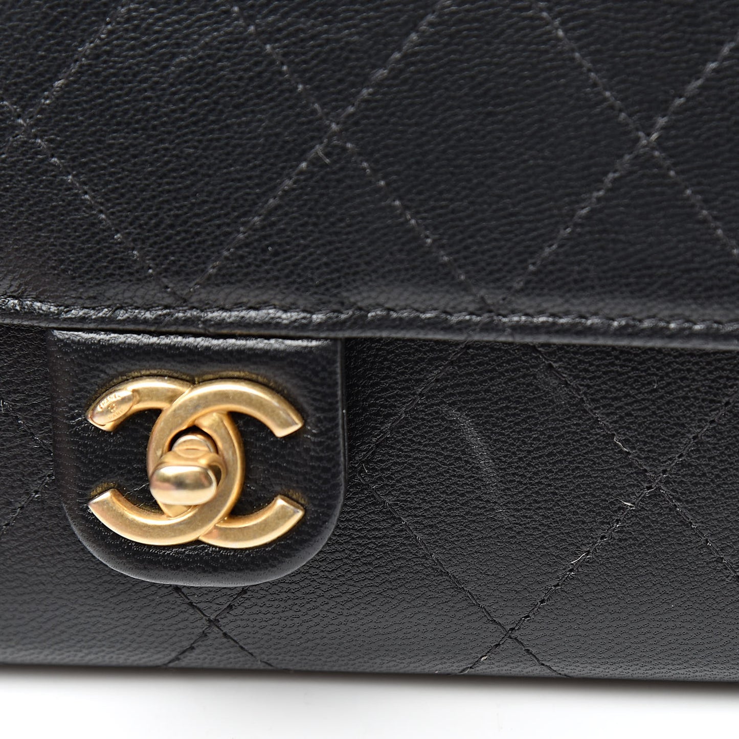 Goatskin Quilted Pearl Short Handle Clutch With Chain Black