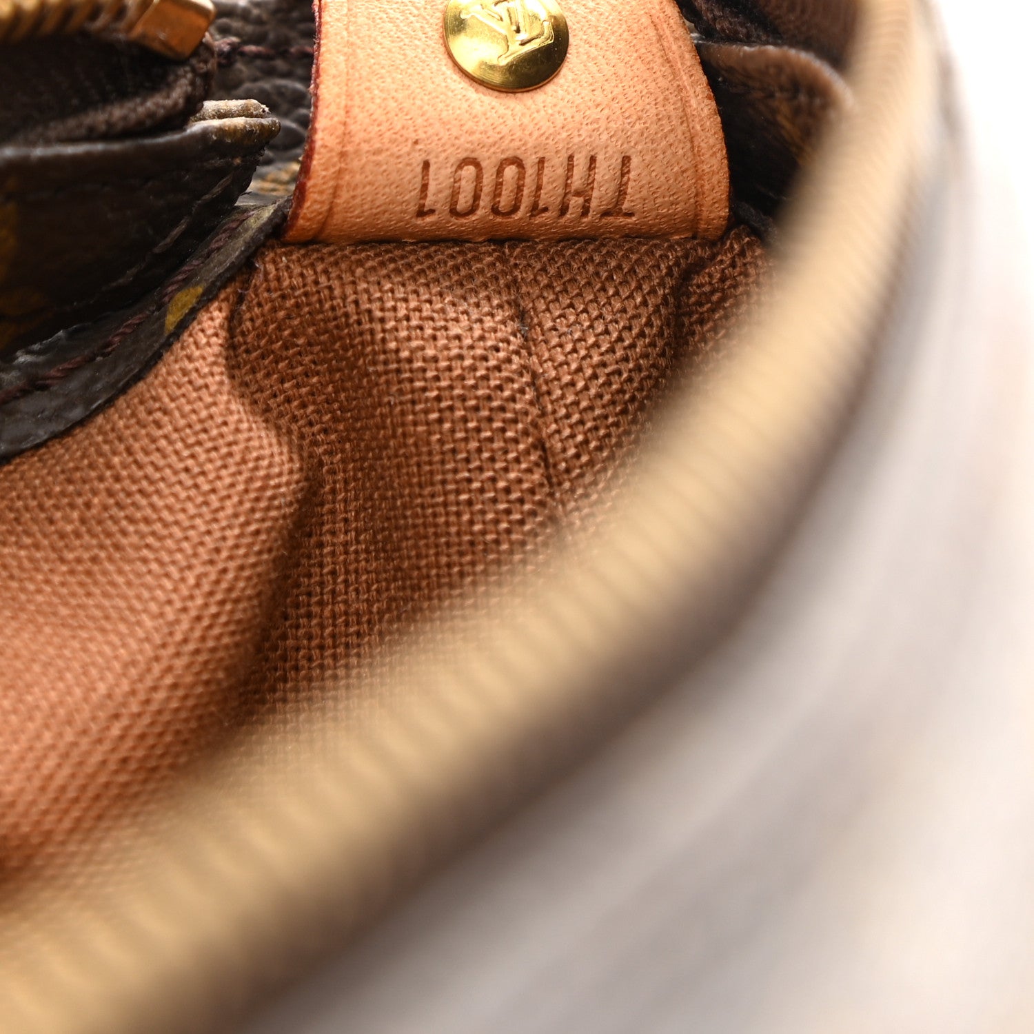 Louis Vuitton Monogram Cabas Mezzo 7 of 15