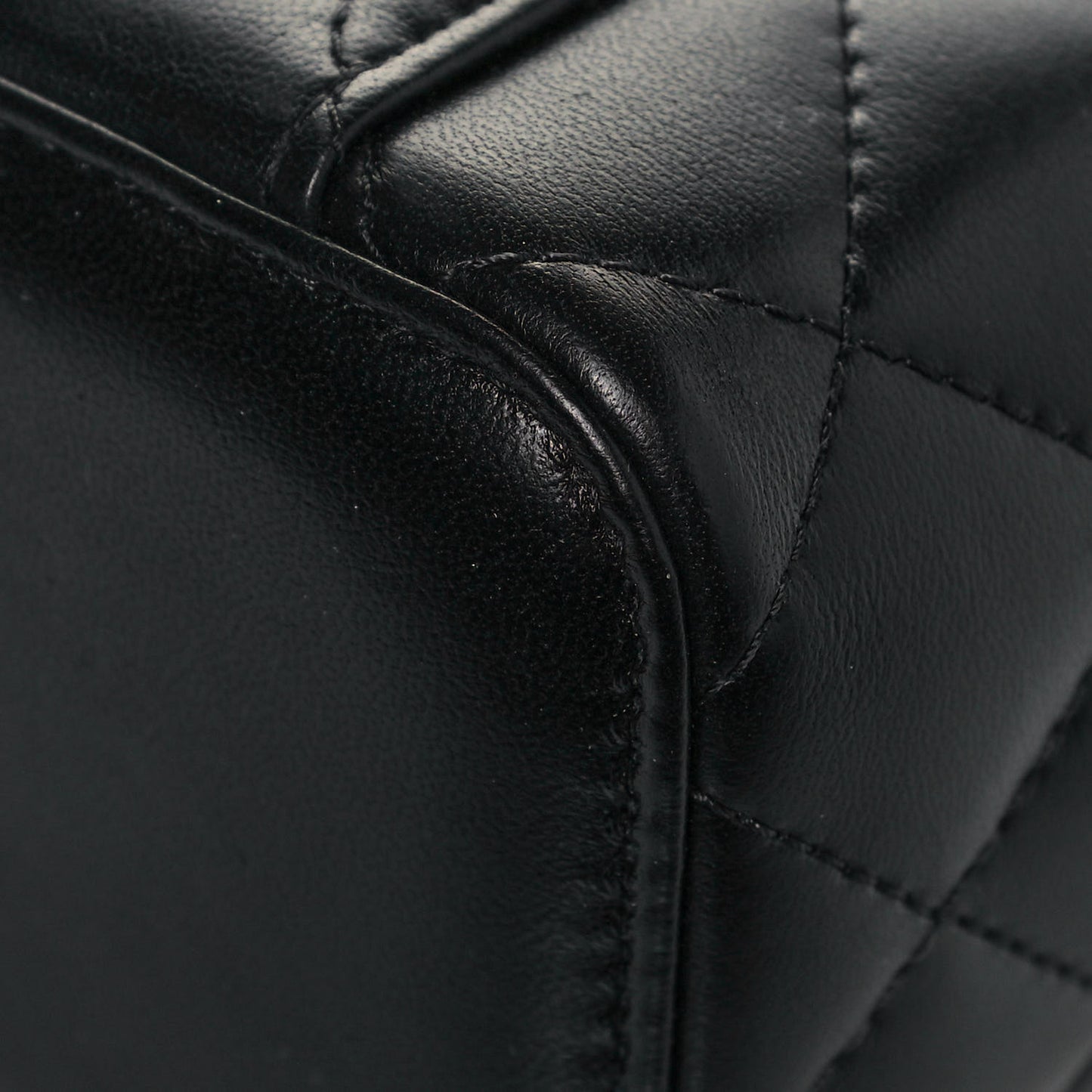 Lambskin Quilted Mini Pearl Crush Vanity Case With Chain Black