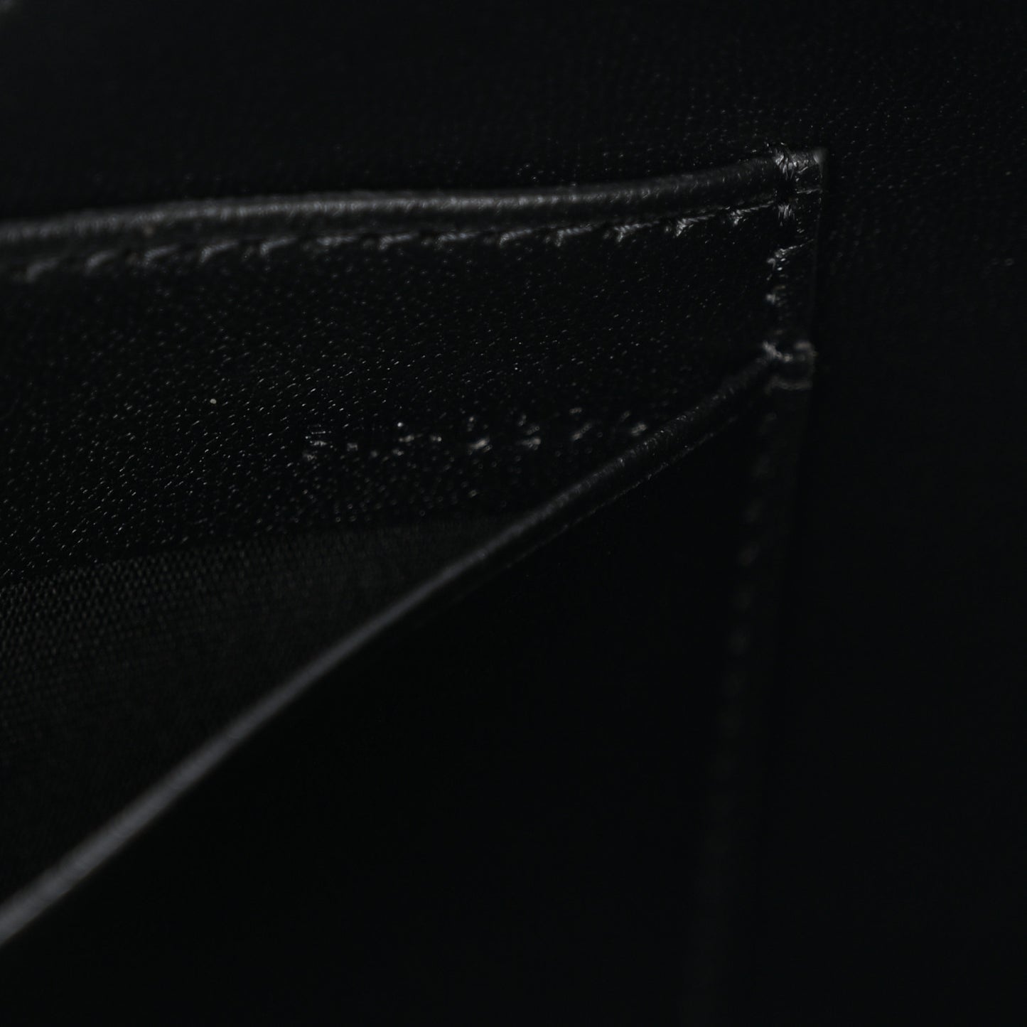 Grained Calfskin 16 Pochette Black