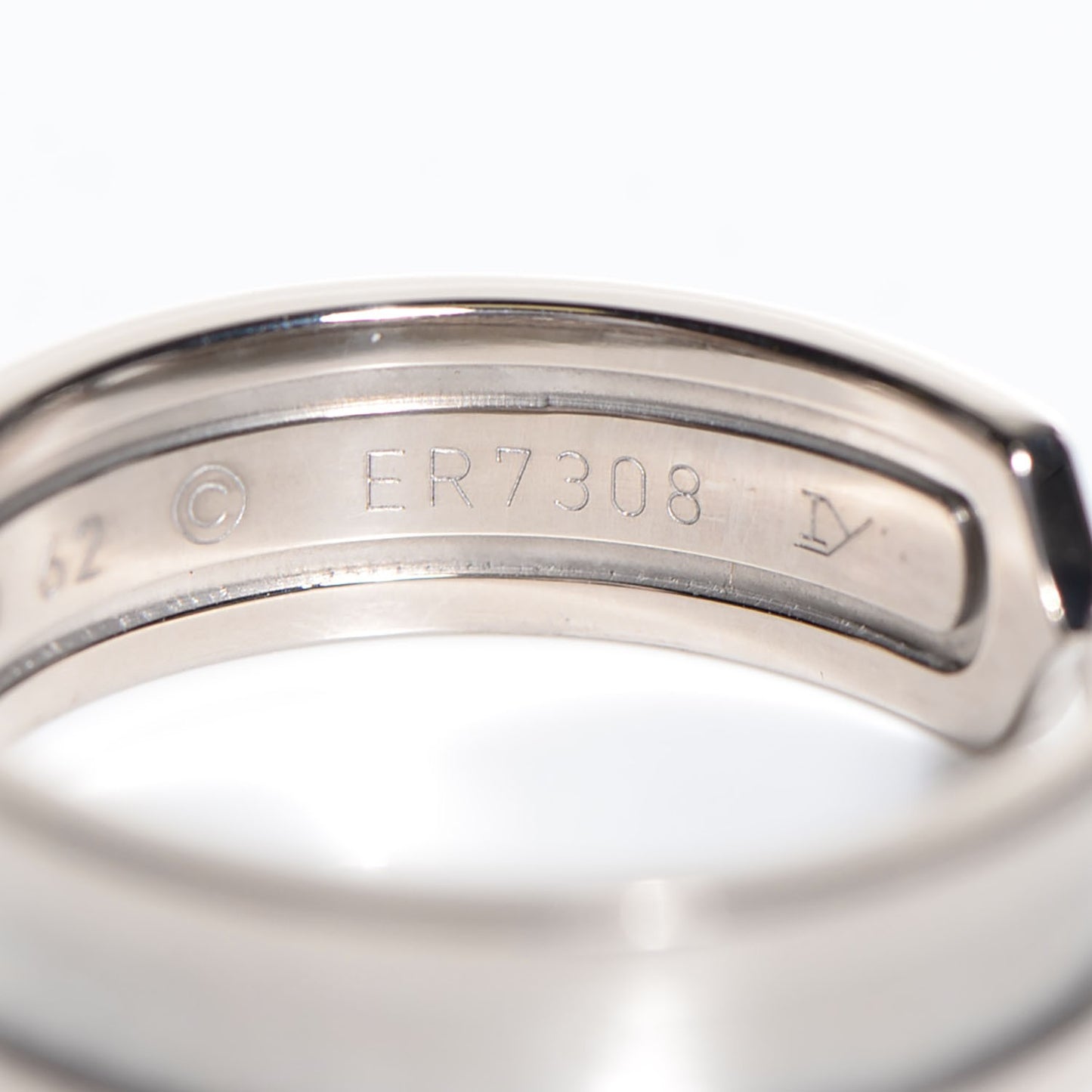 18K White Gold 7mm C De Ring 62 10