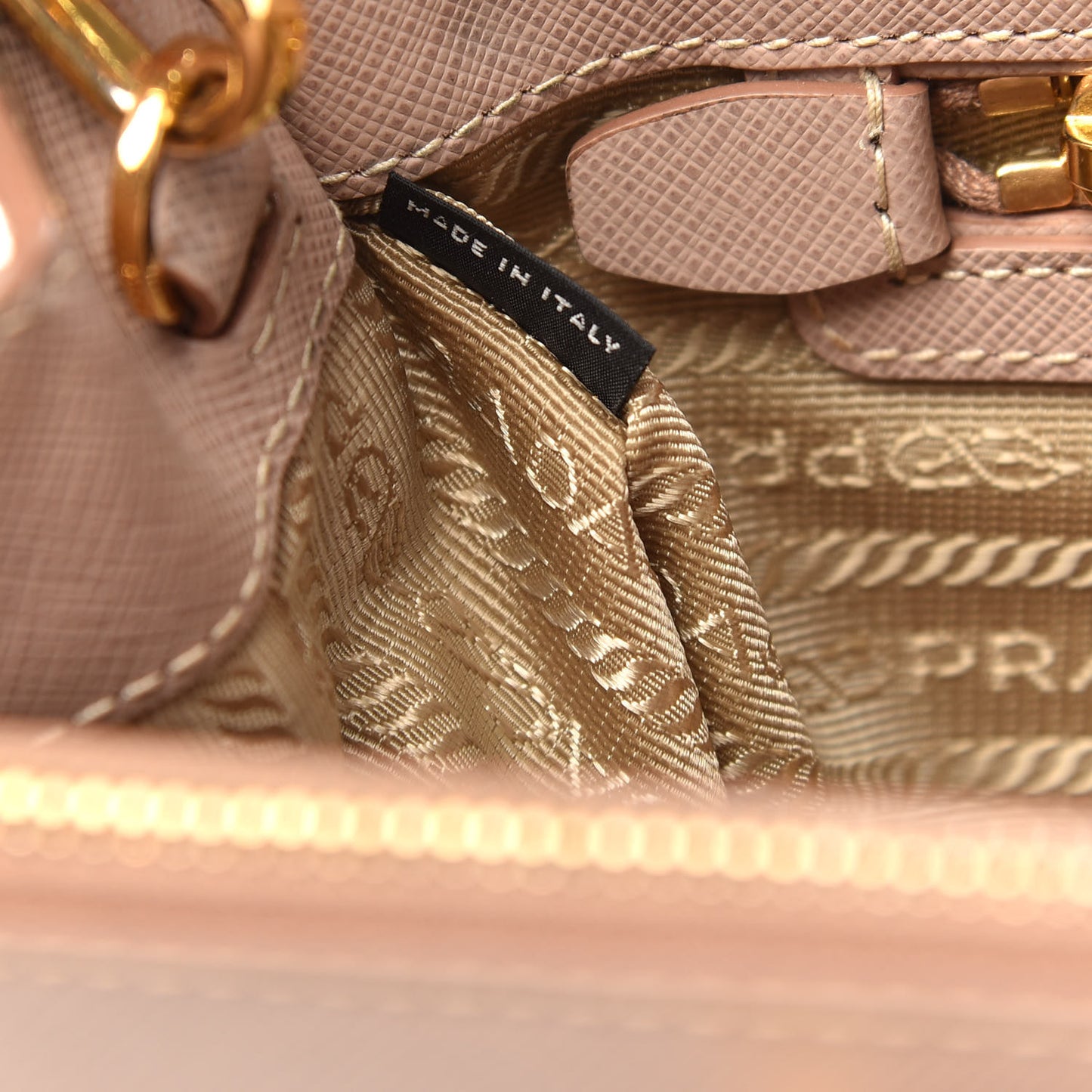 Saffiano Medium Galleria Double Zip Tote Cammeo