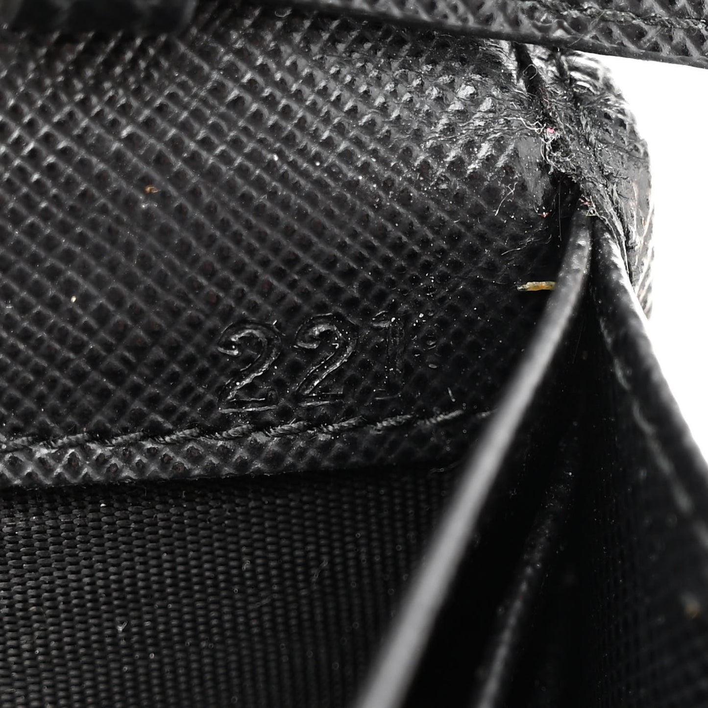 Saffiano Metal Oro Chain Wallet Black