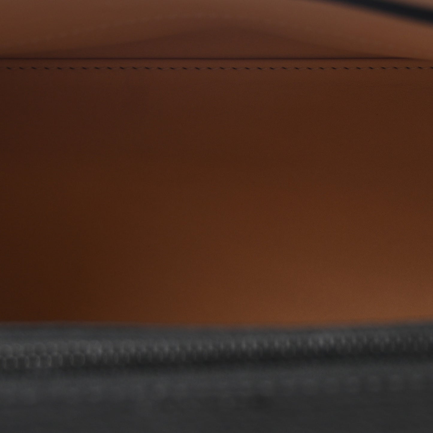 Crispy Calfskin GM Tempete Satchel Black