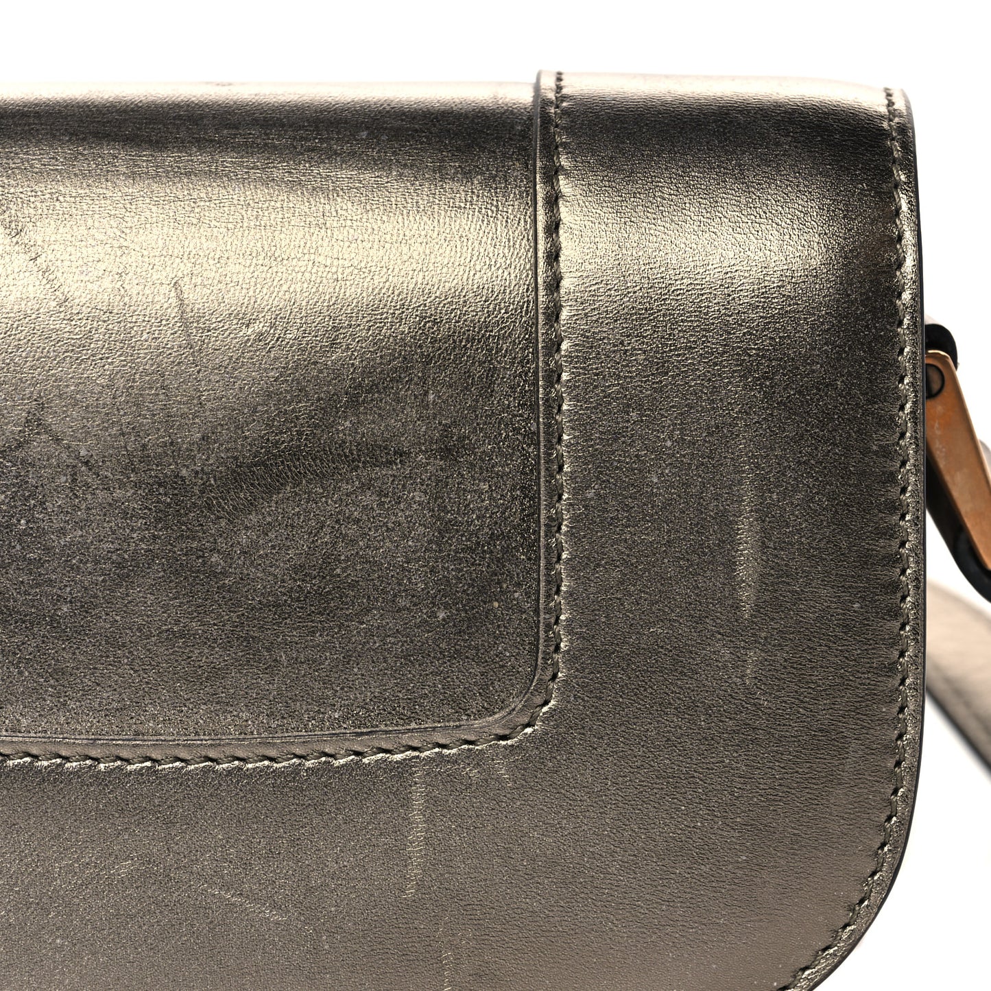 Metallic Nappa Small Supervee Crossbody Bag Silber