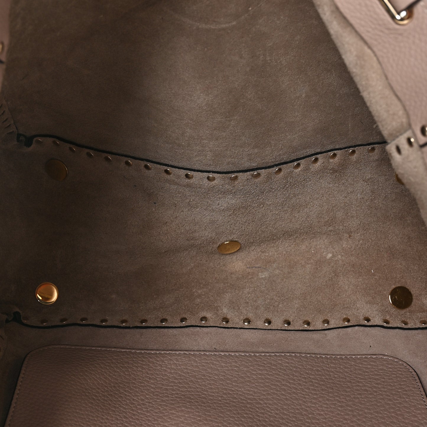 Pebbled Calfskin Medium Rockstud Tote Poudre