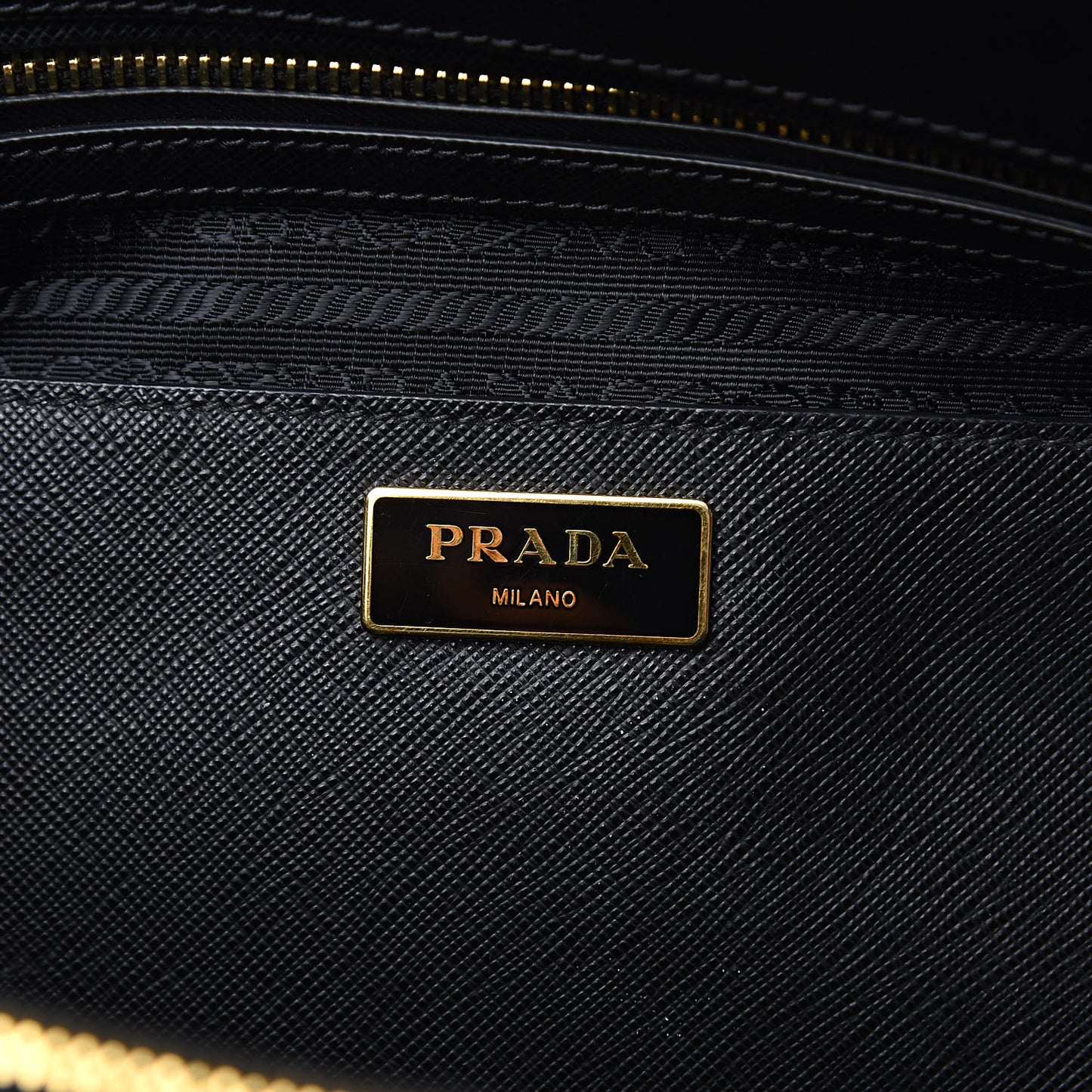 Saffiano Medium Galleria Double Zip Tote Black