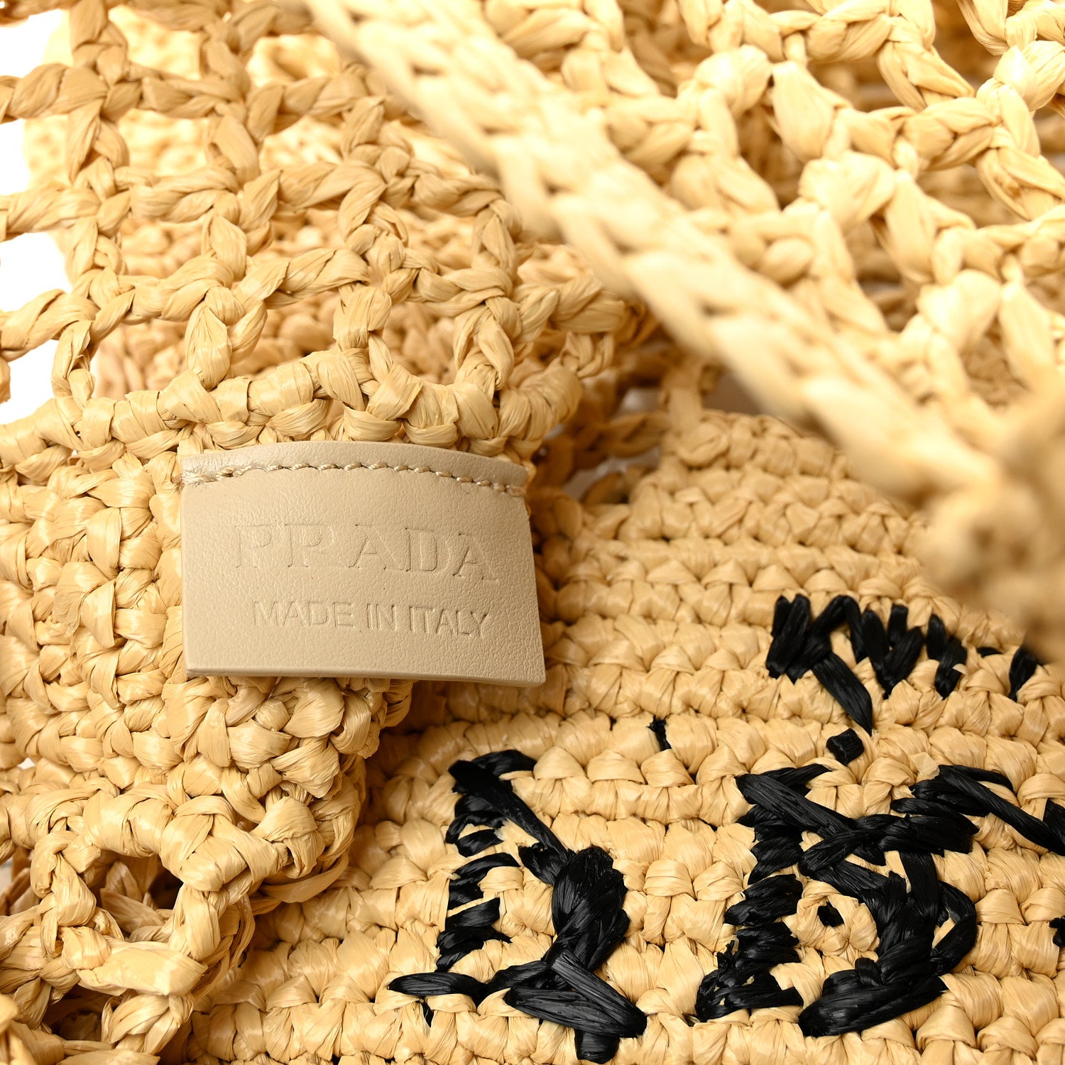 プラダ ラフィア編みバケットバッグ、美品、本日発送いたします Prada Yarn Raffia Effect Crochet Logo Embroidered Tote Bag