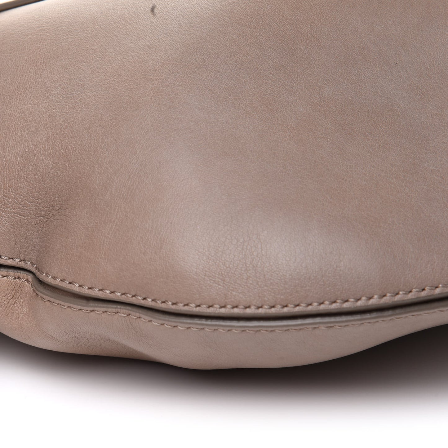 Grain Calfskin Kiss Hobo Motty Grey
