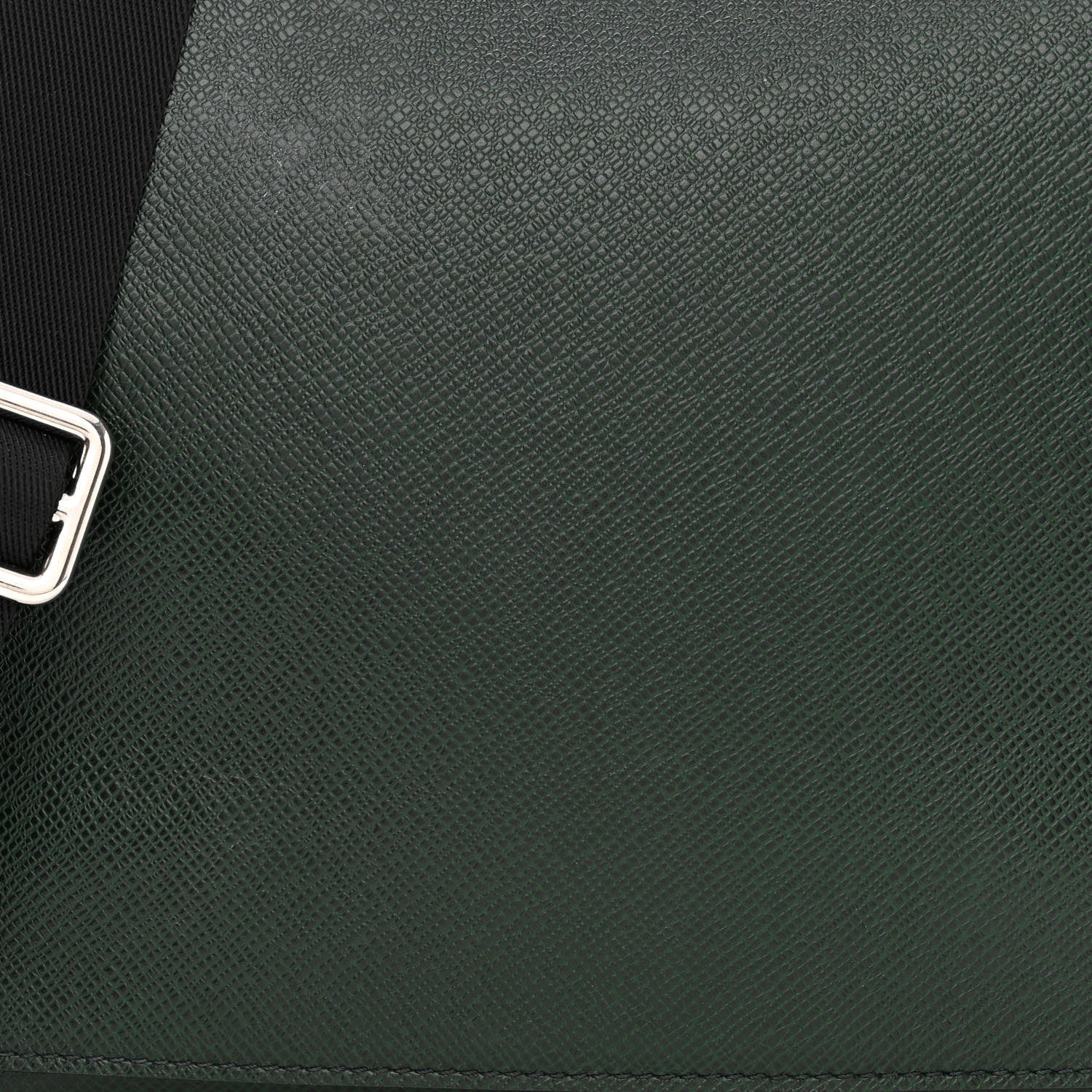 Louis Vuitton Taiga District PM Epicea 7 of 10