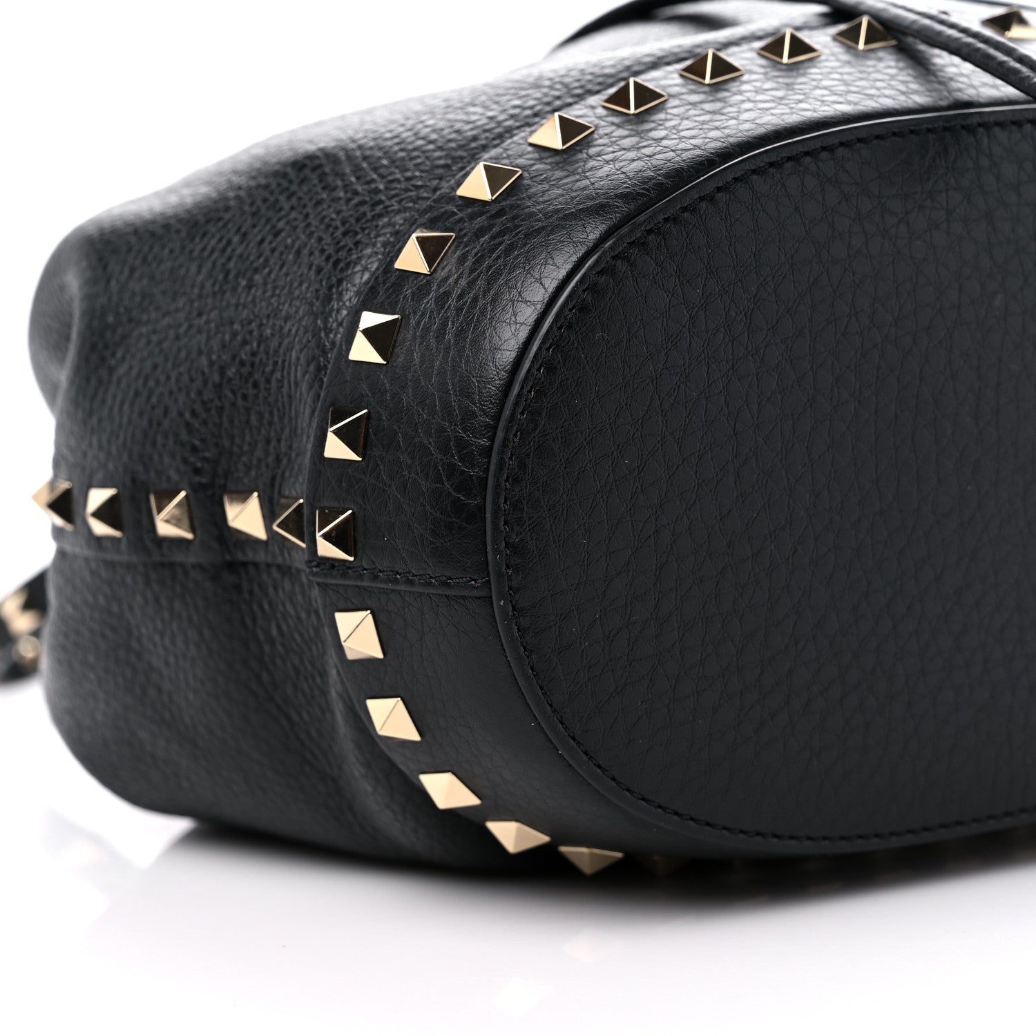 Valentino Garavani Pebbled Calfskin Small Rockstud Bucket Bag Black 7 of 8