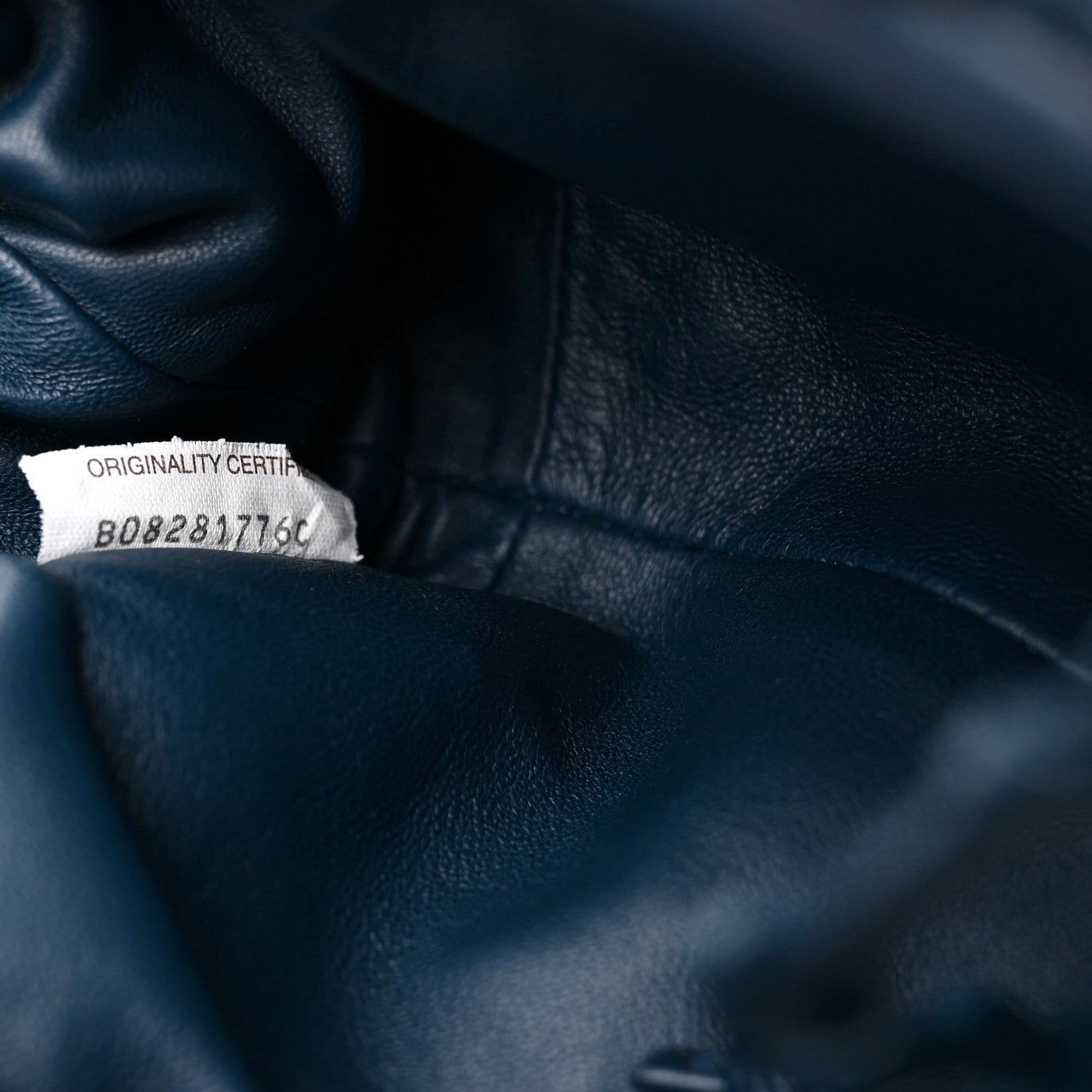BOTTEGA VENETA レザー ボディバッグ ダークブルー Bottega Veneta Nappa Intrecciato The Mini Pouch Deep Blue 1921567