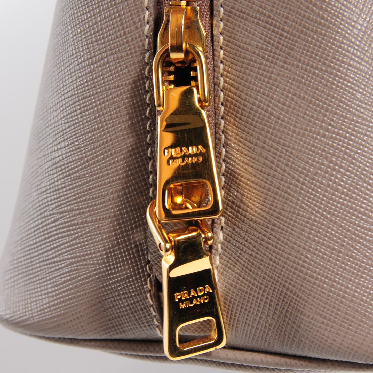 Saffiano Lux Medium Promenade Tote Argilla