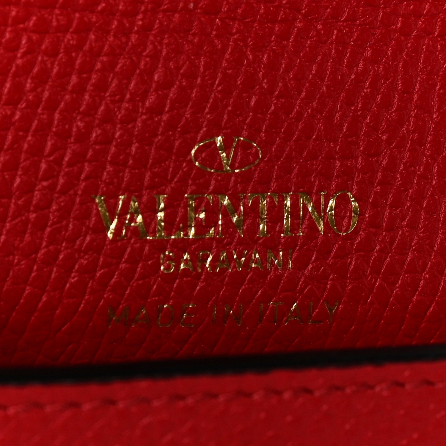 Valentino Garavani Grainy Calfskin Vlogo Airpods Case Rouge Pur 6 of 10