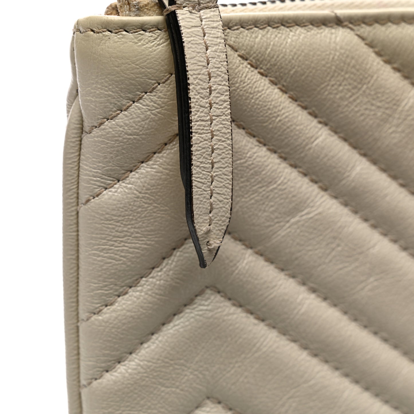 Calfskin Matelasse Chevron Heart GG Marmont Clutch Mystic White