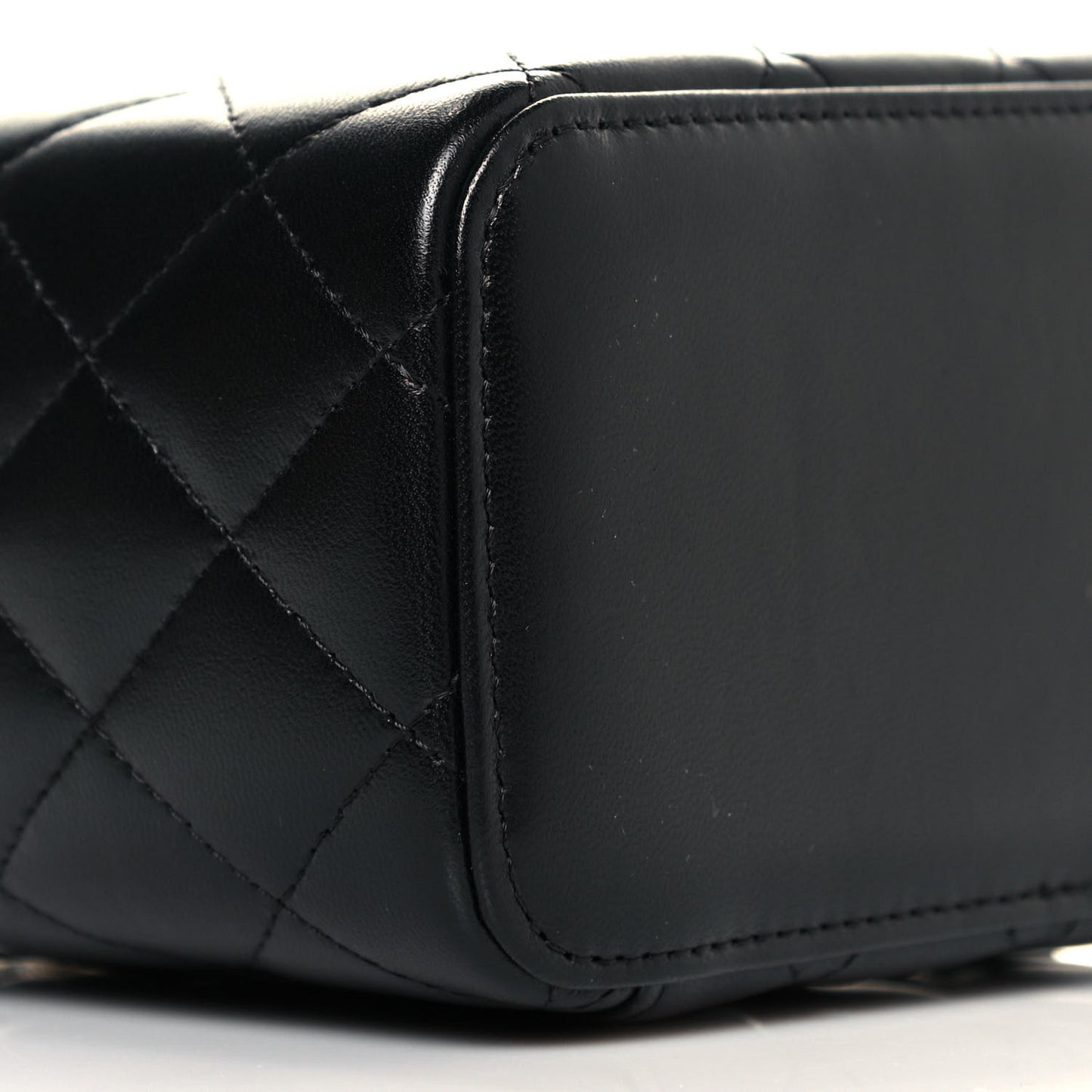 Lambskin Quilted Small Top Handle Vanity Case With Chain Black