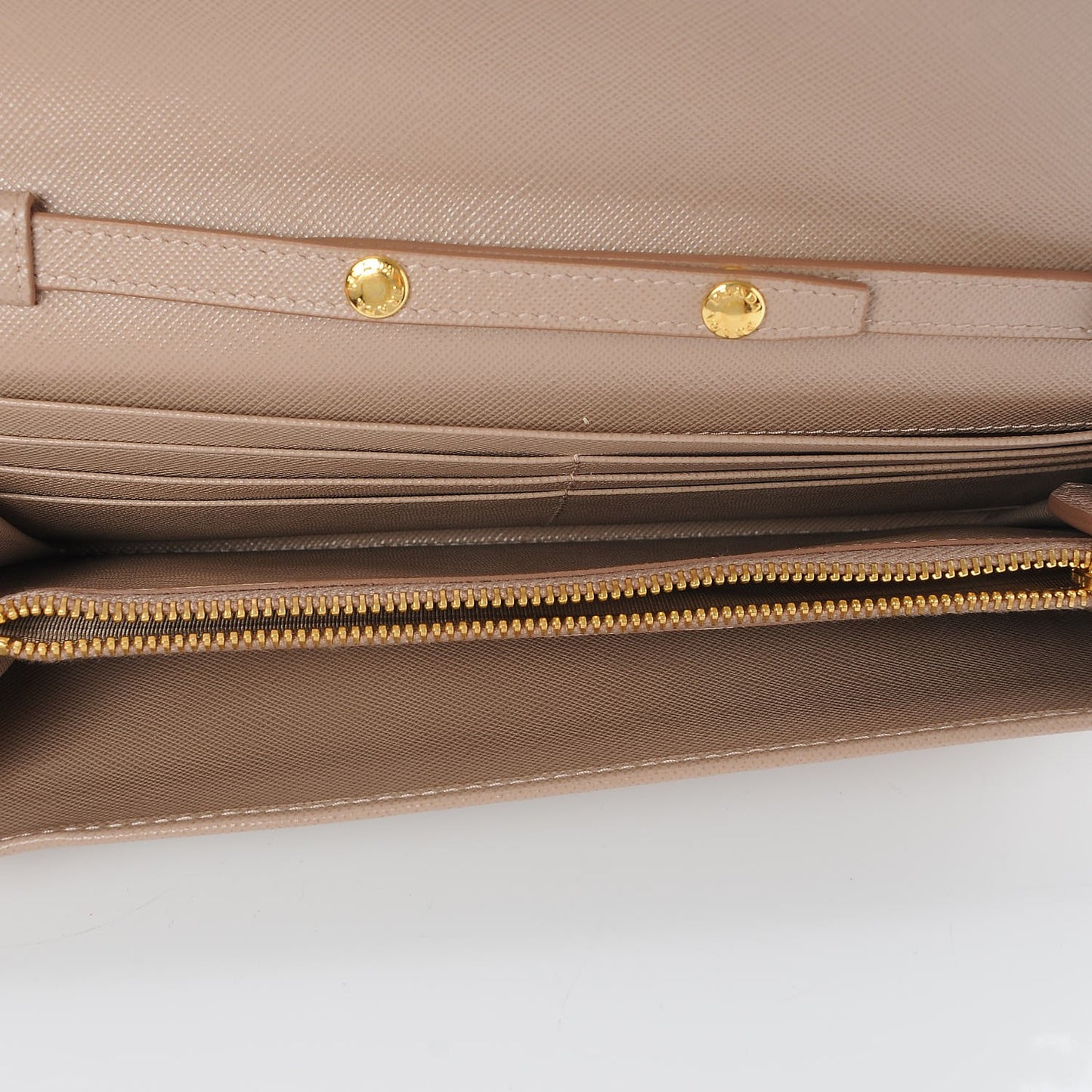 Saffiano Metal Oro Chain Wallet Cammeo