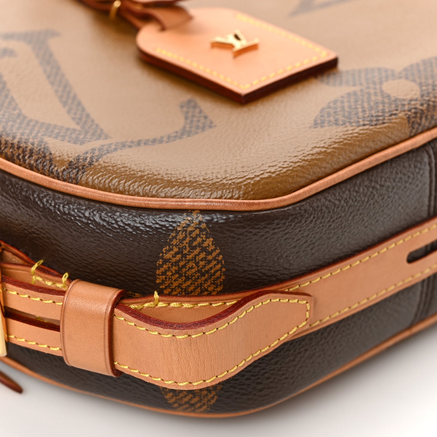 Reverse Monogram Giant Boite Chapeau Souple