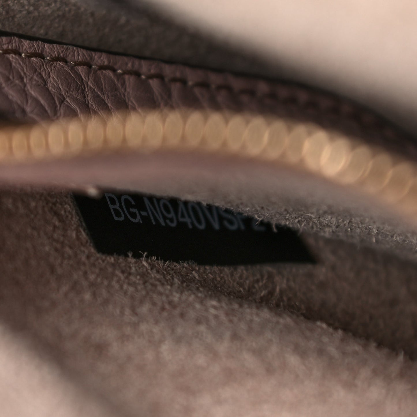 Pebbled Calfskin Small Rockstud Flip-Lock Messenger Bag Poudre