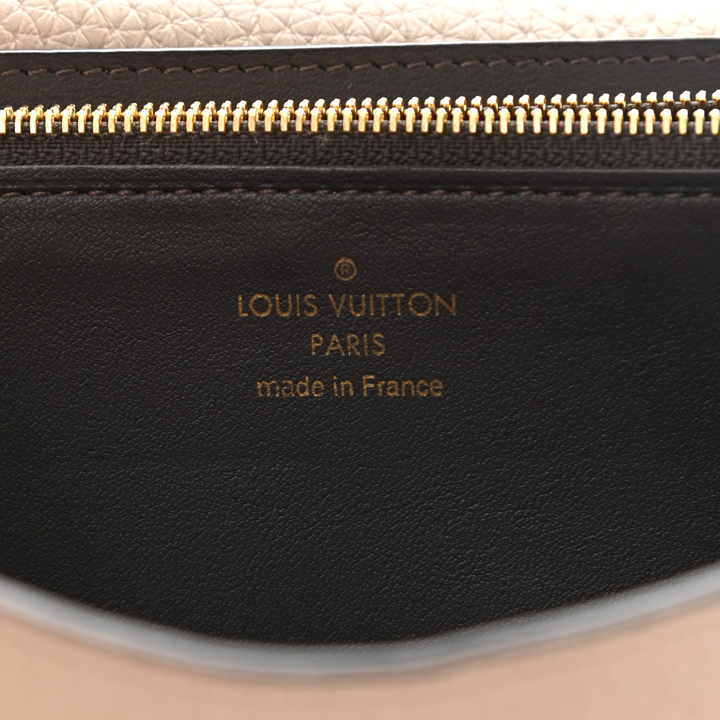 Taurillon Capucines Wallet Galet