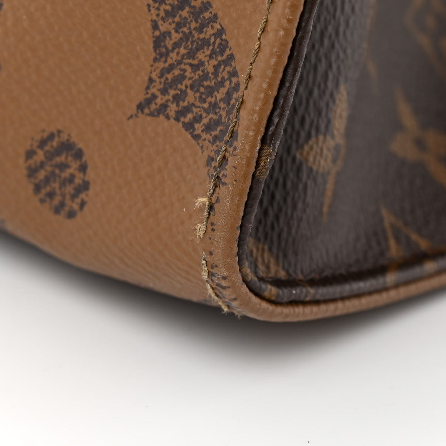 Reverse Monogram Giant Onthego MM