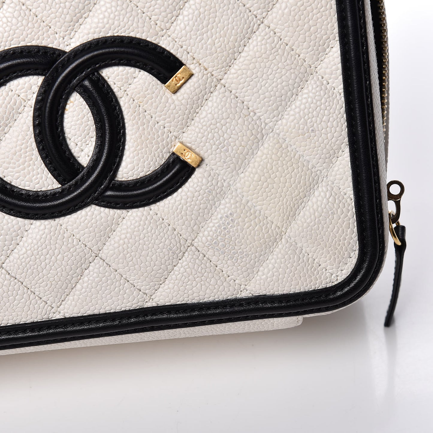 Caviar Quilted Medium CC Filigree Vanity Case White Black