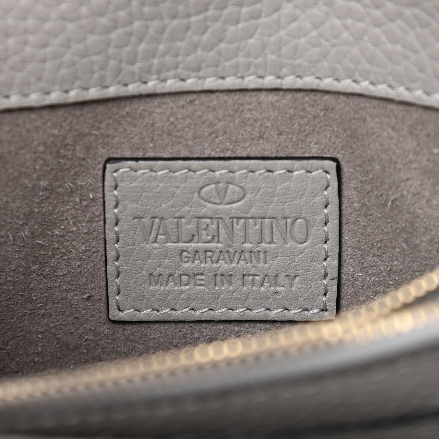 Pebbled Calfskin Rockstud Wallet on Chain Pastel Grey