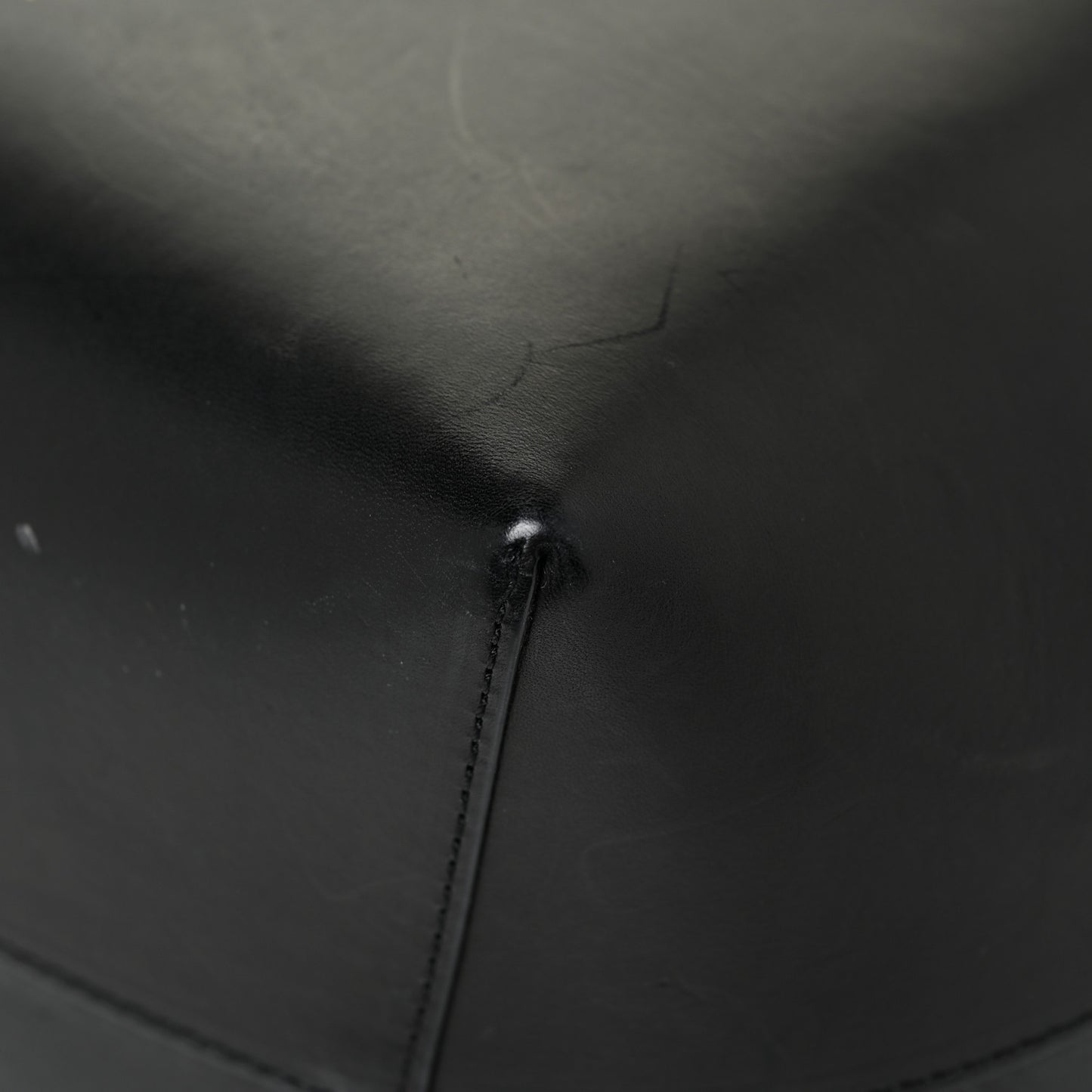 Vegetable Tanned Calfskin Bucket Bag Black Flamma