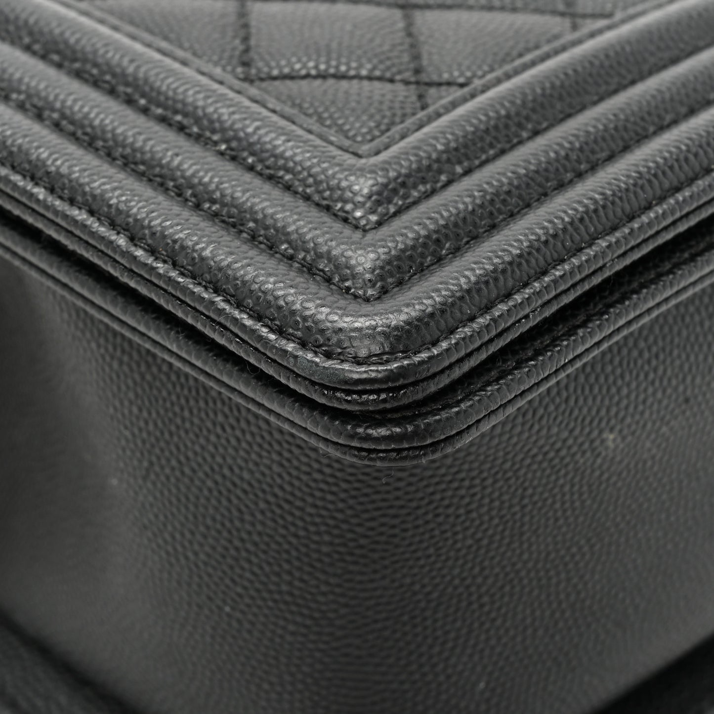 Caviar Quilted Medium Boy Flap Black