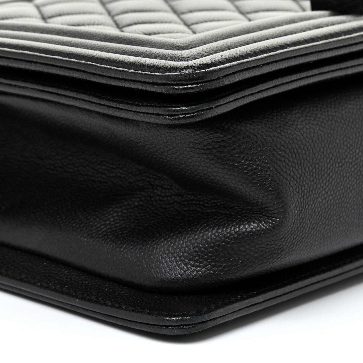 Caviar Quilted Medium Boy Flap So Black